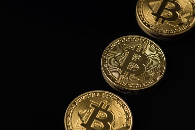 Primo piano foto di bitcoin dorato lucido isolato sfondo nero scuro