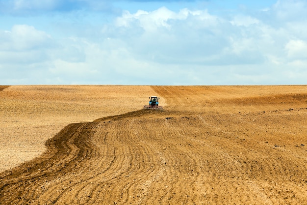 Primo piano fotografato di terreno arato, che crescerà cereali, grano e stagioni primaverili