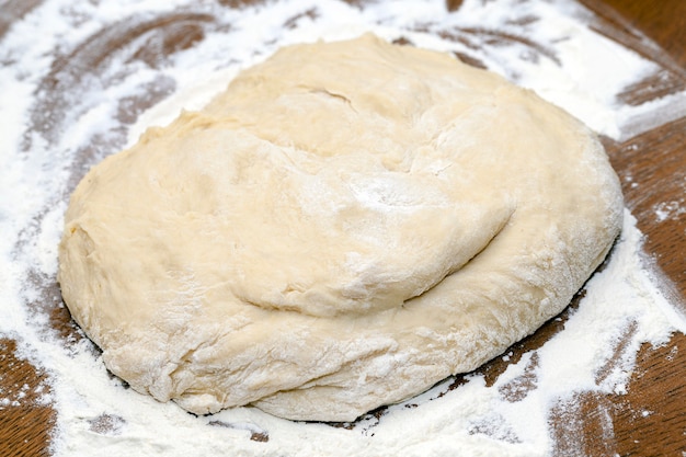 Primo piano fotografato pasta per cuocere una torta a casa