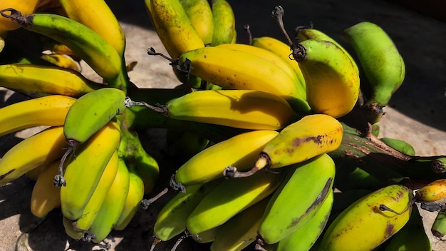 Primo piano, frutta Banana con mazzo di banane gialle mature, sfondo muro di cemento 01