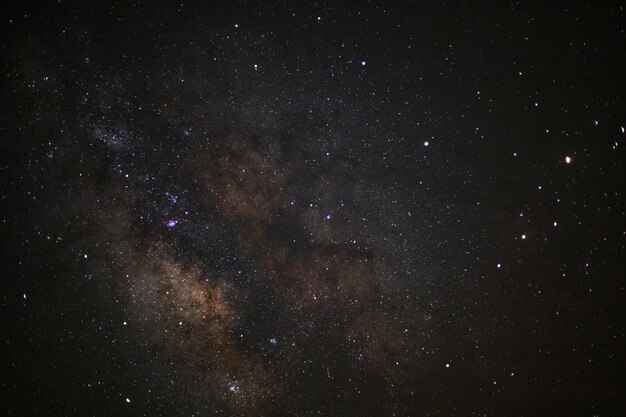 Primo piano galassia della Via Lattea a phitsanulok in Thailandia Fotografia a lunga esposizione con grano