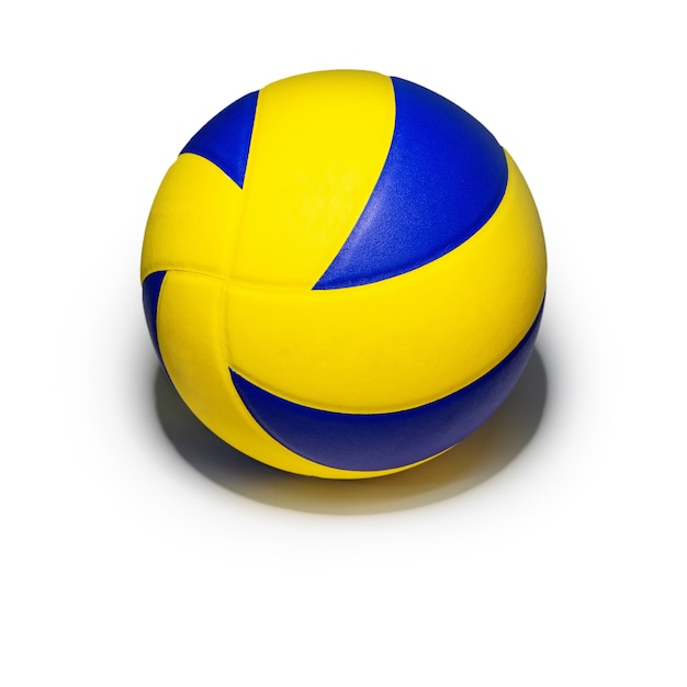 Primo piano giallo blu attrezzatura sportiva da pallavolo con luce che risplende dall'alto, con ombra sotto, oggetto di pallavolo in pelle isolato su uno sfondo bianco quadrato