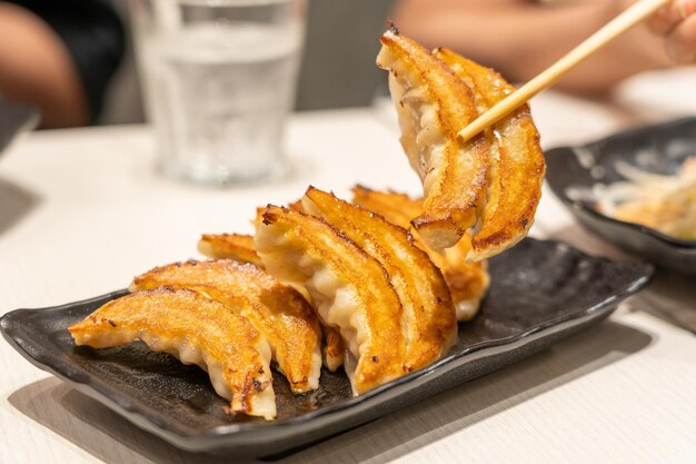 Primo piano Gli gnocchi giapponesi si chiamano Gyoza o Jiaozi in Cina gyoza con carne di maiale e verdure