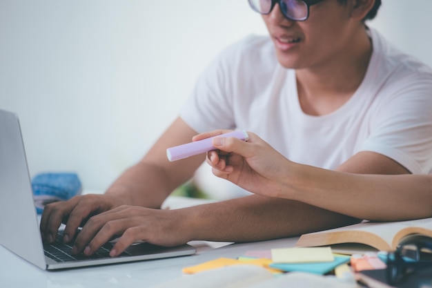 Primo piano, gli studenti asiatici leggono libri e studiano tutoraggio insieme