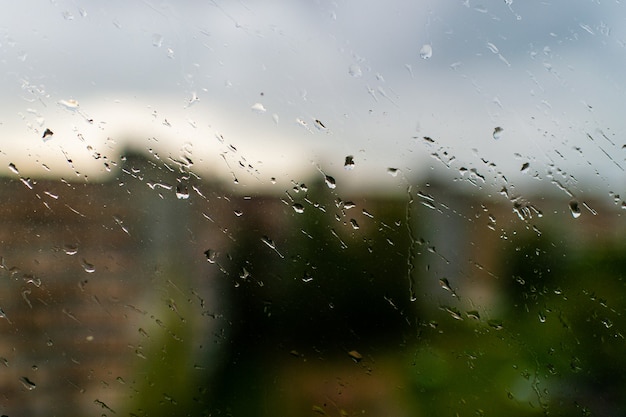 Primo piano gocce di pioggia sulla superficie della finestra