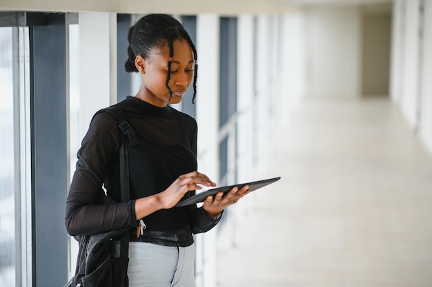 Primo piano grazioso dello studente universitario afroamericano