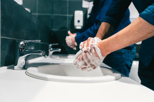 Primo piano i dipendenti si lavano accuratamente le mani