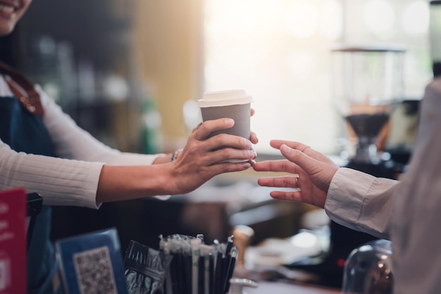 Primo piano Il barista serve il caffè al cliente