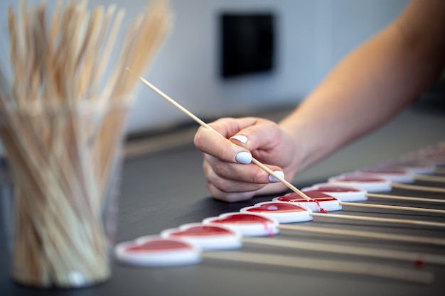 Primo piano il processo di preparazione dei lecca-lecca con ingredienti naturali