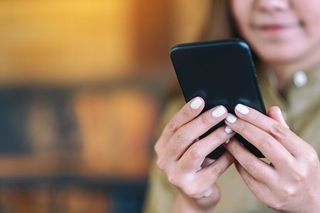 Primo piano immagine di una donna che tiene e utilizzando il telefono cellulare