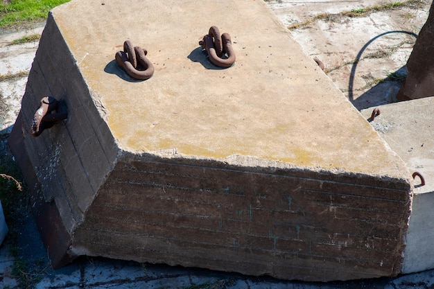 Primo piano in cemento pesante dell'ancoraggio del bacino