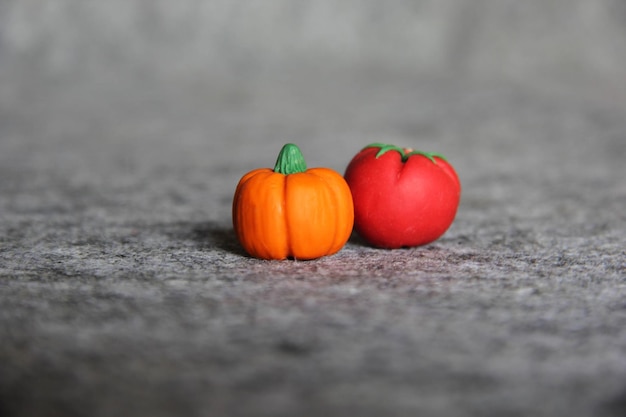 Primo piano in miniatura di argilla polimerica fatta a mano di zucca e pomodoro