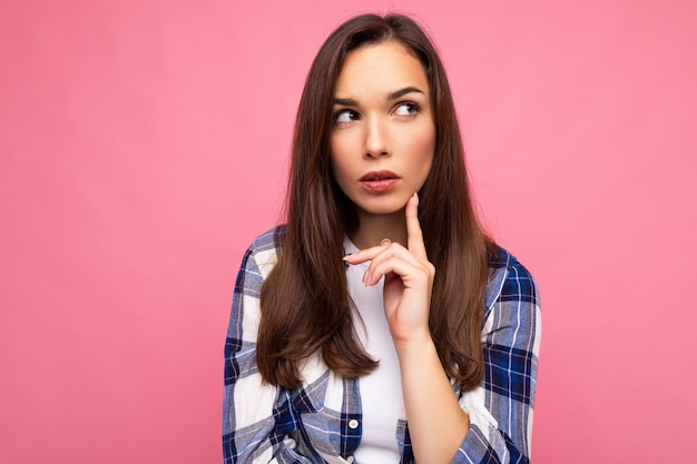 Primo piano incredibile premurosa bella giovane donna pensiero profondo