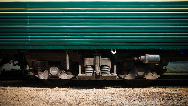 Primo piano industriale delle ruote del treno della ferrovia