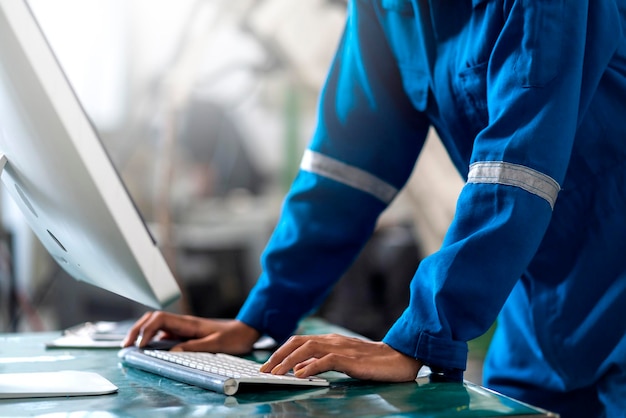 Primo piano ingegnere femminile che controlla a mano il braccio robotico saldatrice industriale 40 moderna fabbrica backgroundsmart ingegnere femminile ispeziona il controllo di qualità in fabbrica