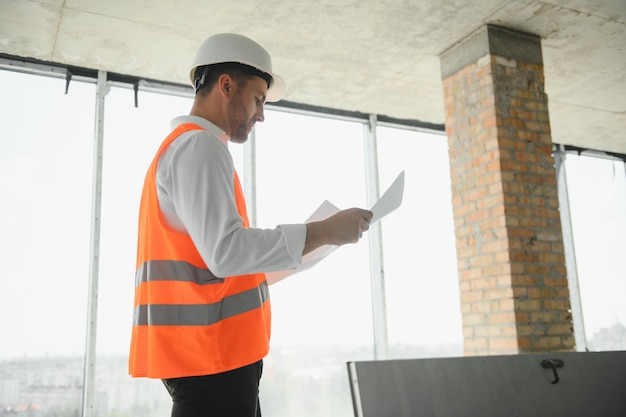 Primo piano ingegneri che lavorano su un cantiere in possesso di un blueprintsIngegneria e concetto di architettura