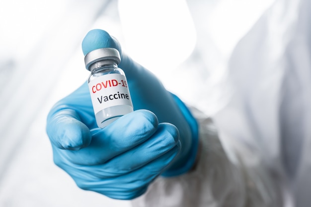 primo piano iniezione di vaccino contro il coronavirus