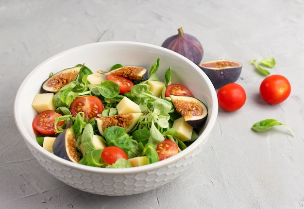 Primo piano insalata fresca con fichi