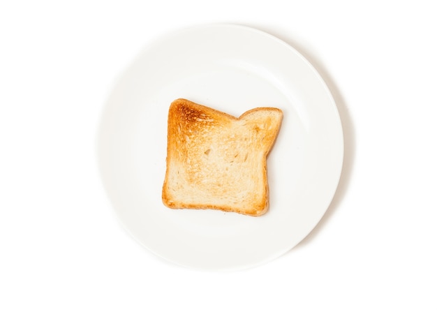 Primo piano isolato colpo di pane tostato appena sfornato su piatto bianco