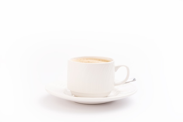 Primo piano isolato della tazza di caffè sulla vista frontale del fondo bianco