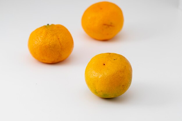 Primo piano mandarino su sfondo bianco