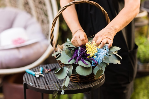 Primo piano mani Fiorista piccolo imprenditore ispanico metà donna decorazione floreale