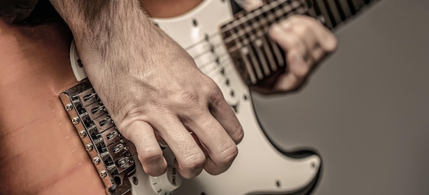 Primo piano mano a suonare la chitarra Musicista a suonare la chitarra musica dal vivo Strumento musicale Chitarra elettrica Ripetizione della band di musica rock Festival musicale Uomo che suona la chitarra