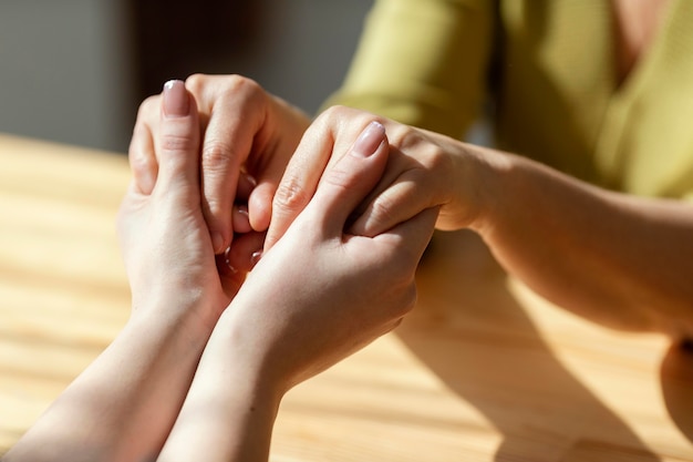 Primo piano mano nella mano al chiuso