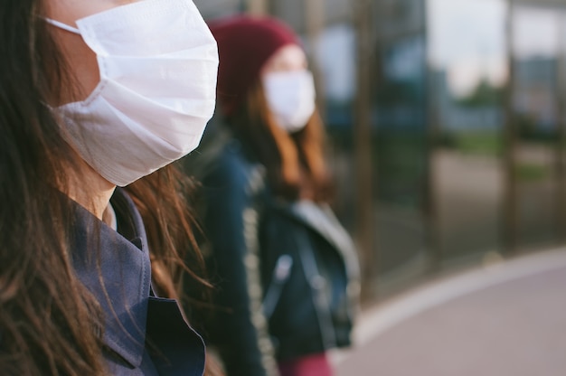 Primo piano, maschera su una ragazza sullo sfondo di una donna.