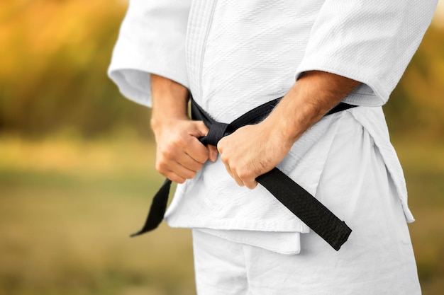 Primo piano maschio dell'istruttore di karate all'aperto