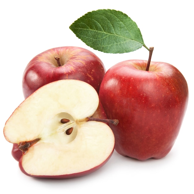 Primo piano maturo della frutta della mela isolato su bianco