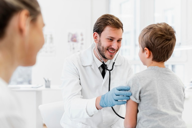 Primo piano medico di smiley che controlla ragazzo