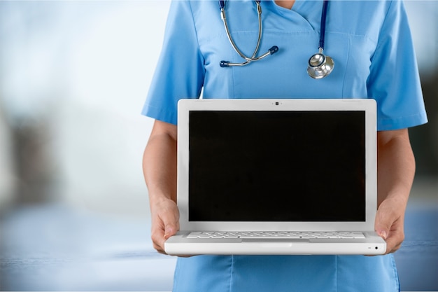 Primo piano Medico in ospedale che lavora con il laptop