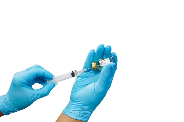 Primo piano medico o infermiere che tiene in mano una siringa con vaccini liquidi per bambini o anziani, concetto di lotta contro il virus covid-19 corona virus