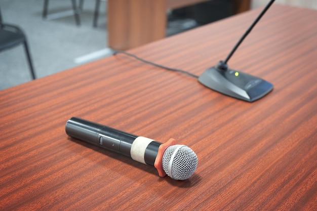 Primo piano Microfono sul tavolo Concetto di preparazione dell'altoparlante o dell'insegnante per parlare nell'aula del seminario