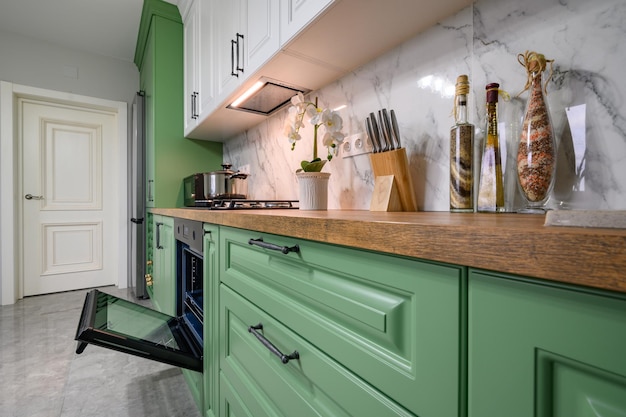 Primo piano moderno dei dettagli della cucina di colore verde e bianco