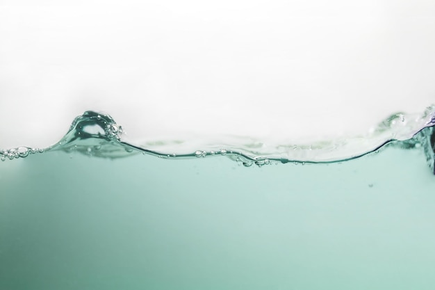 Primo piano onde d'acqua e bolle sullo sfondo