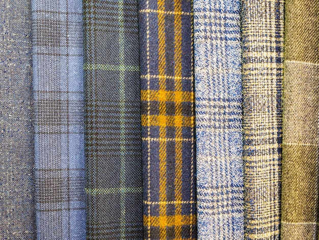 Primo piano originale e alla moda dei tessuti del plaid. Ampio assortimento di tessuti nel negozio.