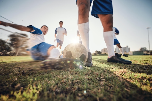 Primo piano palla e calcio con uomini che affrontano ed esercitano con competizione sportiva e allenamento Zoom calcio e atleti sani con fitness energetico e lavoro di squadra per un'azione di partita e movimento sfocato