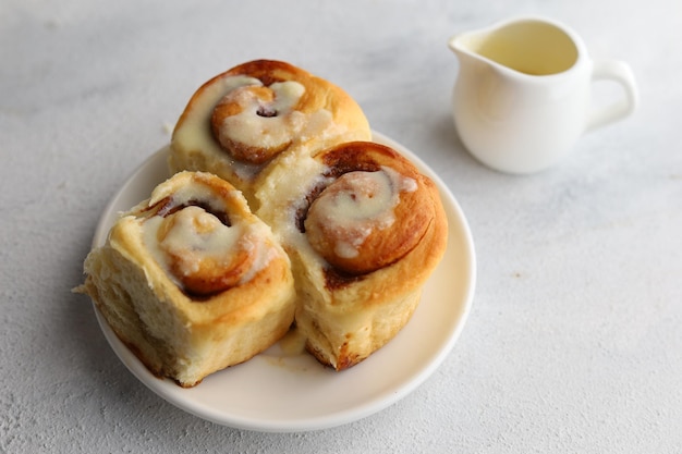 primo piano pane alla cannella sul piatto bianco per la colazione