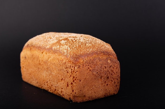 Primo piano pane magro francese su sfondo nero Ricetta concettuale di pane fatto a mano cibo delizioso