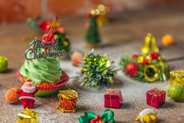 Primo piano per il bigné verde fatto in casa per il giorno di Natale sul vecchio tagliere