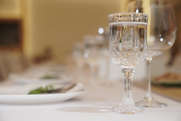 Primo piano per la decorazione sul tavolo da pranzo di lusso in una luce calda e un'atmosfera e un tono accoglienti