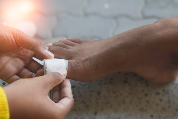Primo piano piedi per bambini asiatici con un adesivo Foot first aid plasterphoto Concetto di ospedale e pronto soccorso