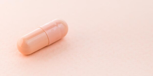 Primo piano pillola medica o tablet su sfondo rosa con spazio per la copia Modello di capsule pillole Farmacia medica e concetto di ospedale sanitario