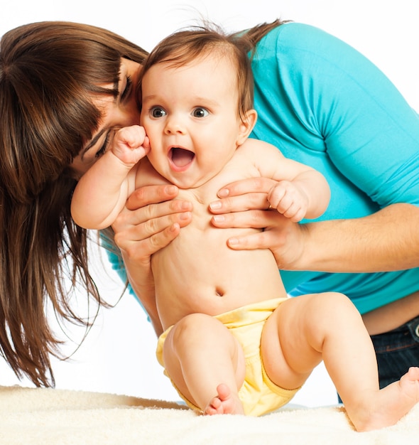 Primo piano premuroso amorevole madre non identificata bacia la sua bella figlia