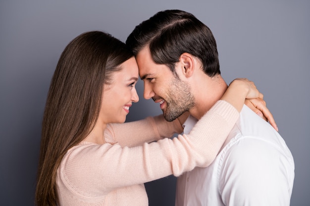 primo piano profilo adorabile signora bel ragazzo sguardo tenero occhi testa pendente