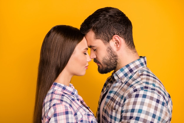 Primo piano profilo signora ragazzo tenerezza teste pendente sentimenti di amore