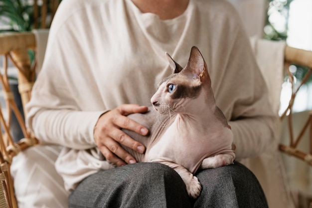 Primo piano proprietario che tiene gatto