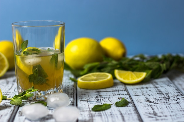 Primo piano rinfrescante bevanda limonata in un bicchiere